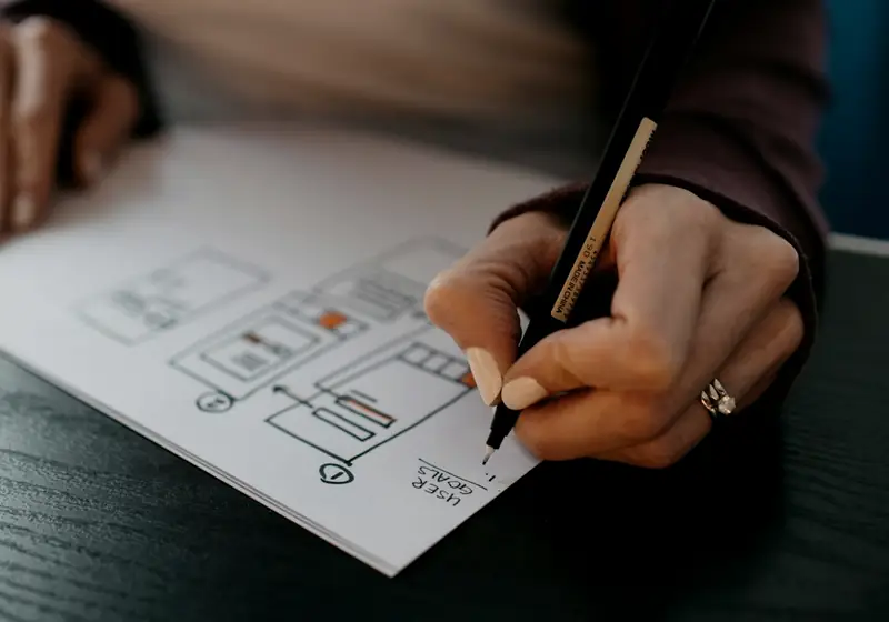 Boceto de identidad visual dibujado a mano