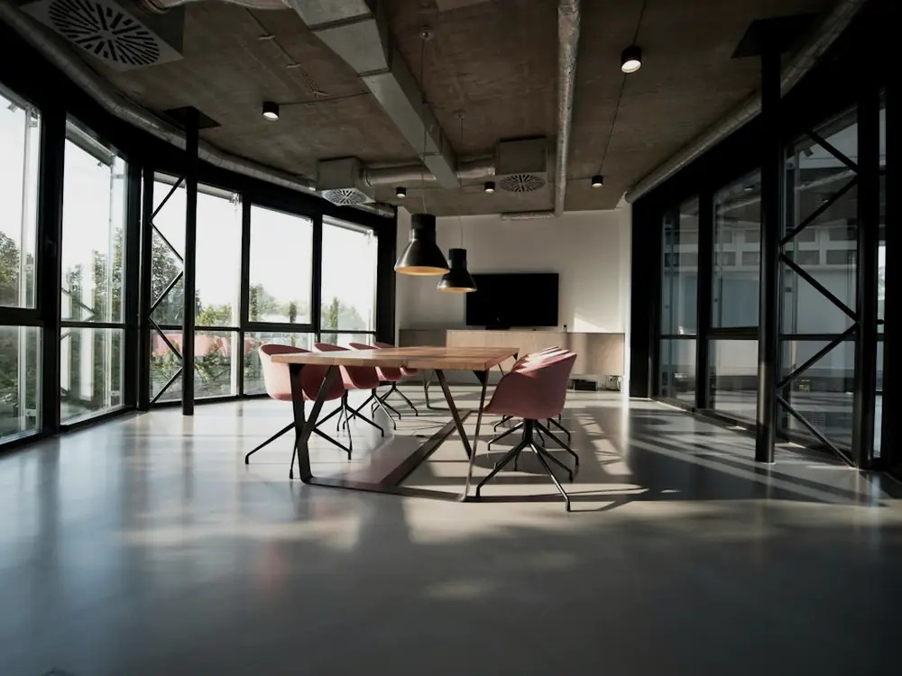 Oficina moderna con sala de reuniones