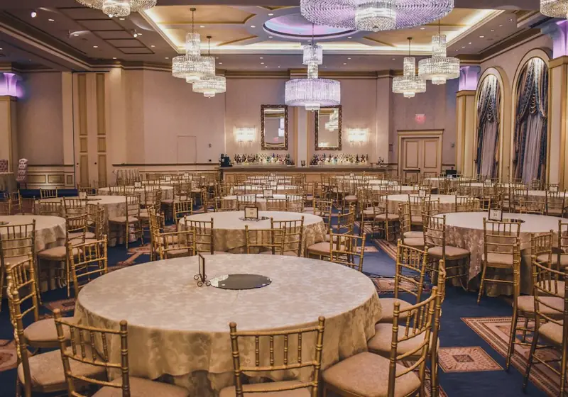 Salón elegante preparado para un evento corporativo