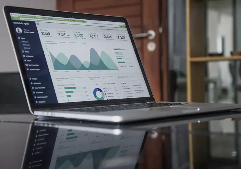 Laptop con gráficos de rendimiento sobre una mesa
