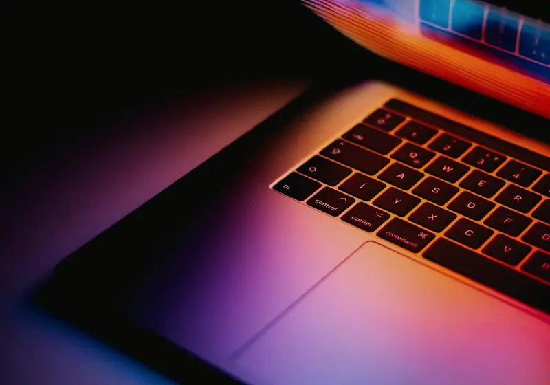 Detalle de laptop con luz de colores