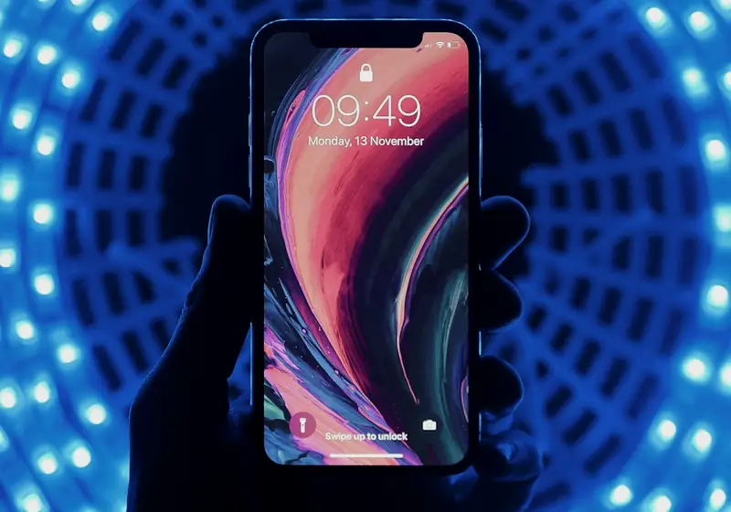 Teléfono inteligente iluminado con luces azules