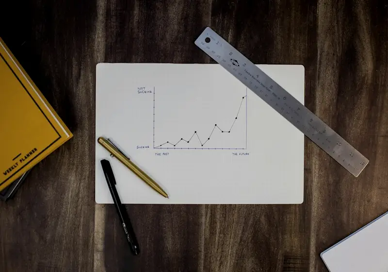 Gráfico de crecimiento sobre papel con regla y bolígrafos
